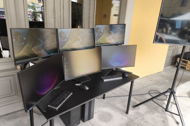 Доставили, установили, подключили и по окончанию увезли мониторы с кронштейнами и компьютеры с периферией на IT мероприятие