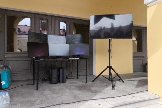 Доставили, установили, подключили и по окончанию увезли мониторы с кронштейнами и компьютеры с периферией на IT мероприятие