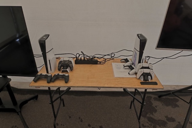 Предоставили телевизоры на стойках, консоли PlayStation и VR-гарнитуры для мероприятия по спорту