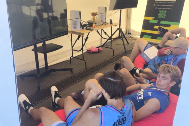 Предоставили телевизоры на стойках, консоли PlayStation и VR-гарнитуры для мероприятия по спорту